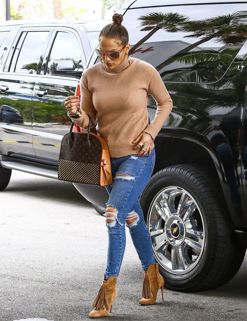 Jennifer Lopez в рваных джинсах, коричневая водолазка и ботильоны на шпильке