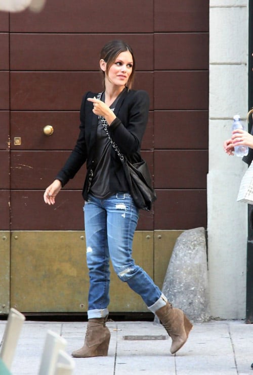 Rachel Bilson в рваных джинсах, черный пиджак и ботильоны на платформе