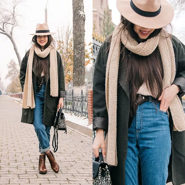 Девушка в джинсах американках, пальто и бежевые шарф и шляпа