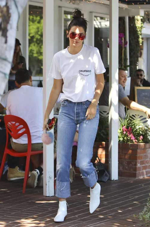 Кендалл Дженнер в мом джинсах и белой футболке
