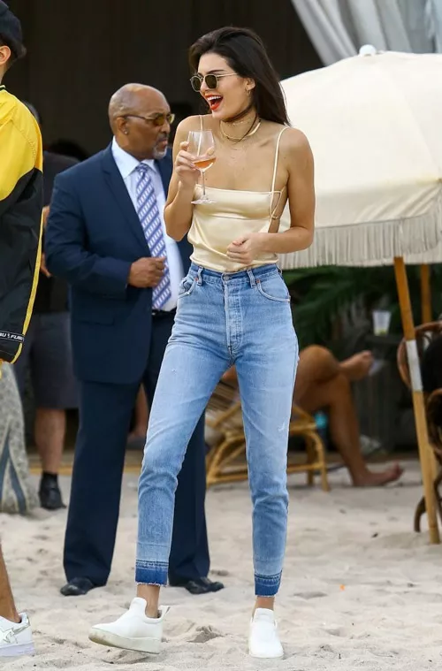 Кендалл Дженнер в джинсах с высокой талией и топе с открытой спиной