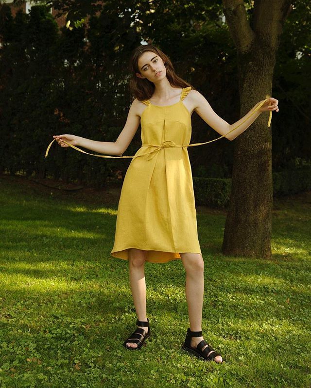 На фото Eliza Faulkner в желтом платье и черных сандалиях