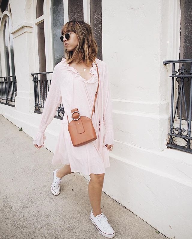 На фото блогер Stephanie Arant в белых кедах и розовом платье