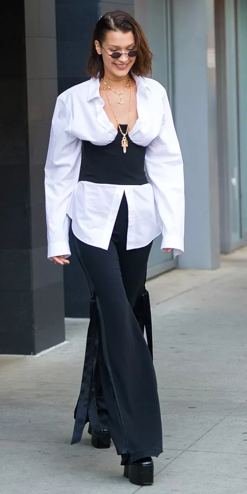 Белла Хадид в рубашке с корсетом и черных брюках