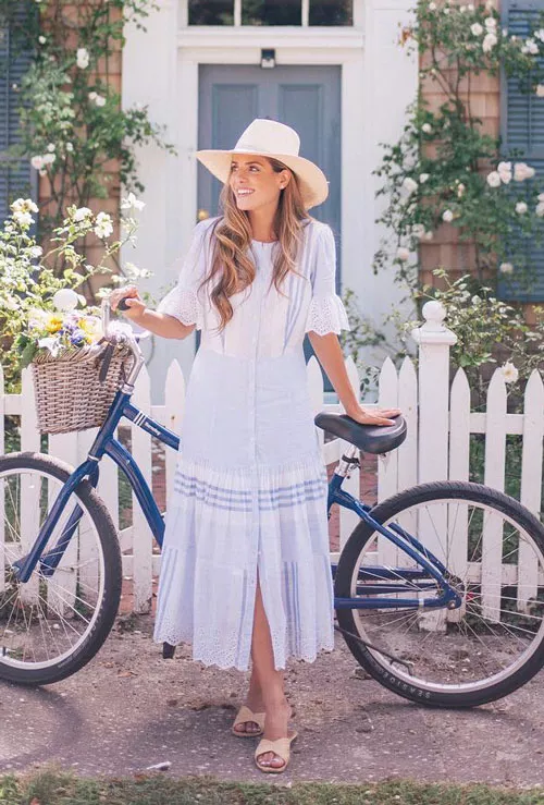 Блогер в легком летнем платье и шляпе juliahengel