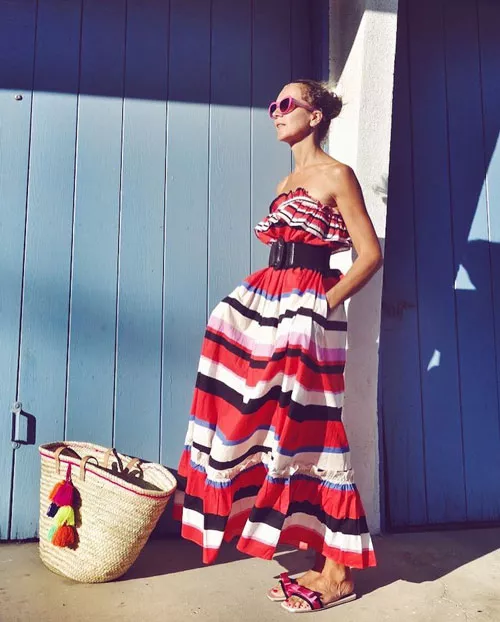 Блогер в летнем платье с открытыми плечами jxxsy