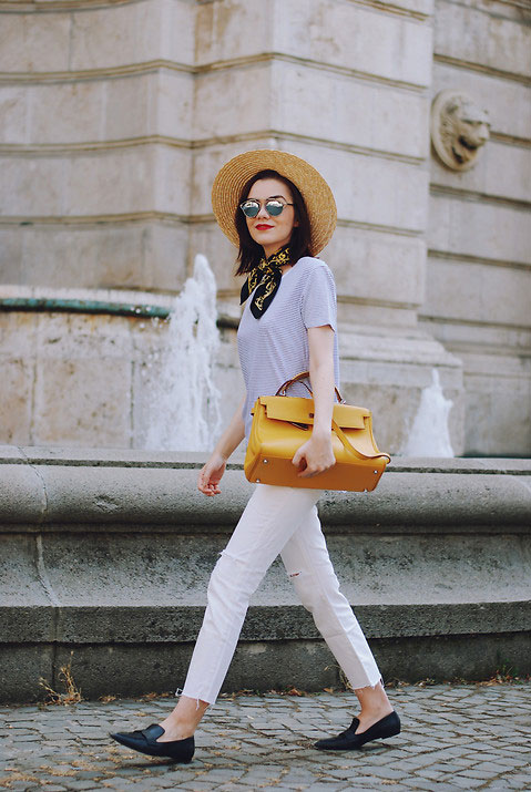 Девушка в белых укороченных джинсах, футболка и соломенная шляпа