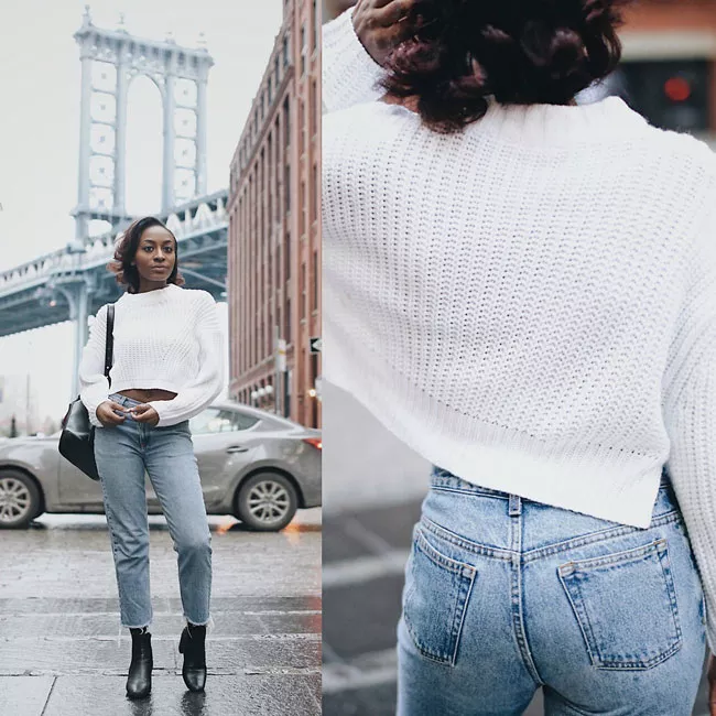 Девушка в укороченных джинсах и белый свитер, черные ботильоны