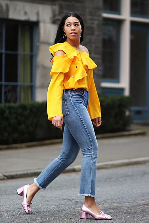 Девушка в укороченных джинсах и желтой блузке