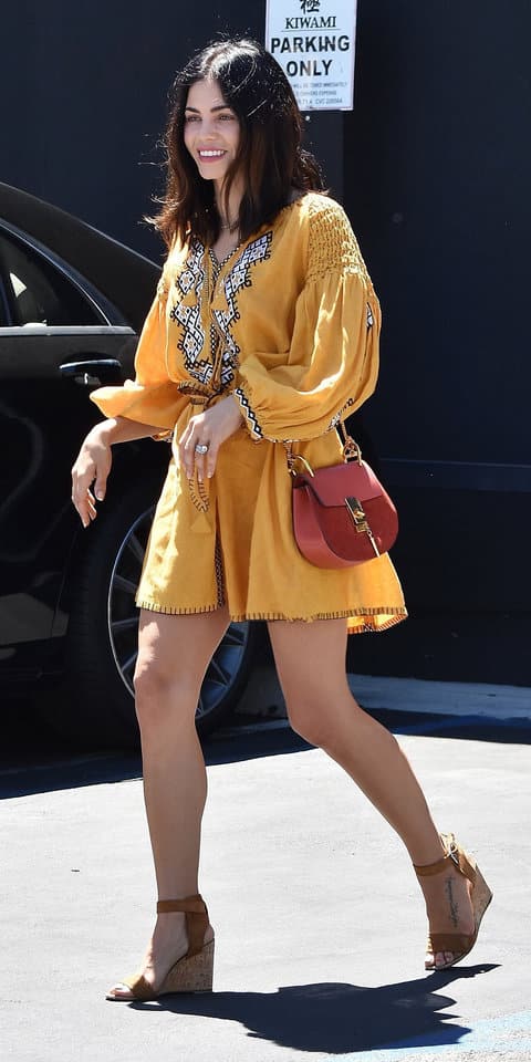 Дженна Дуан в горчично-желтом платье в стиле бохо