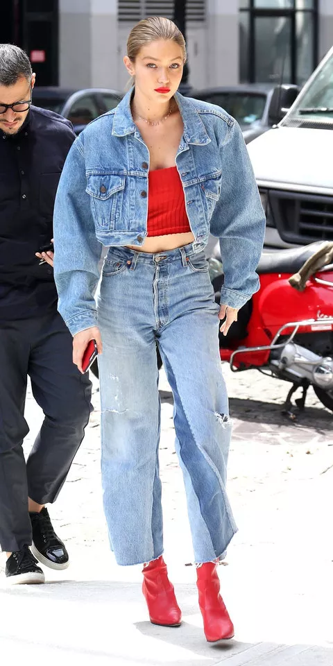 Джиджи Хадид в джинсе и красном топе