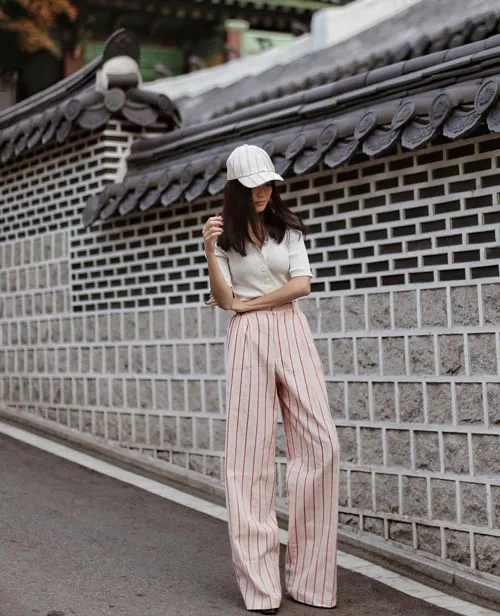 Модный блогер в брюках в плолоску, блузе и кепке yoyokulala