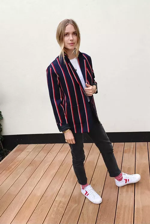 Модный блогер в джинсах и полосатом пиджаке pernilleteisbaek