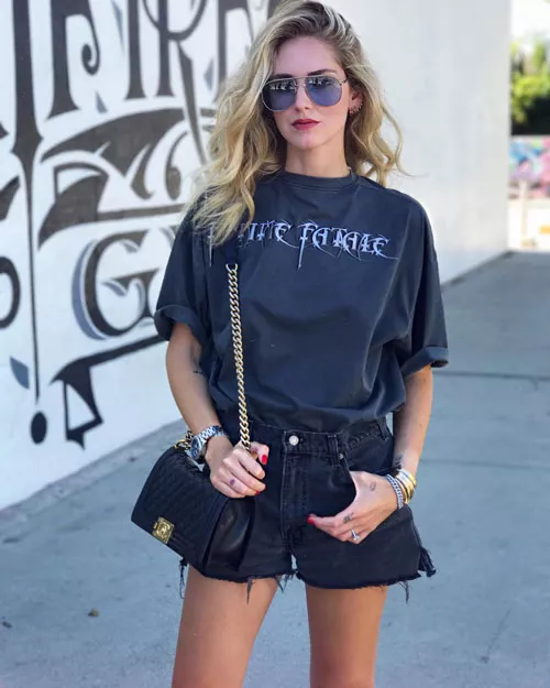 Модный блогер в джинсовых шортах и футболке chiaraferragni