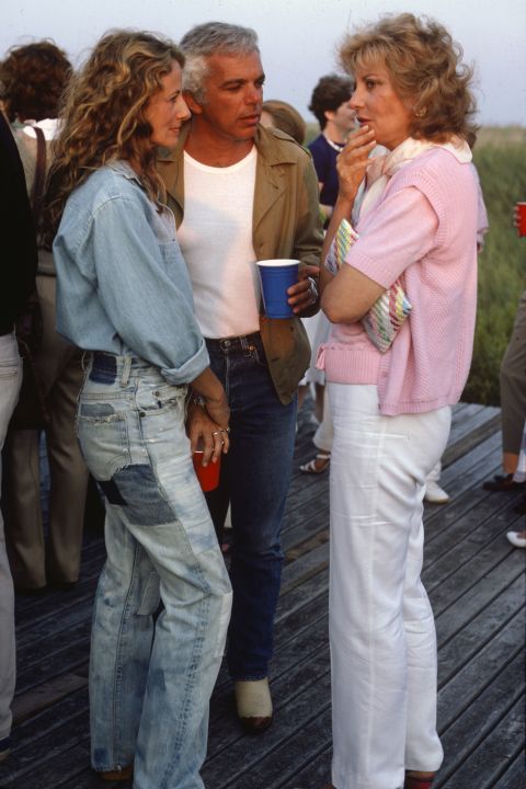 Рики Лорен в голубых джинсах с заплатками и джинсовой рубашке
