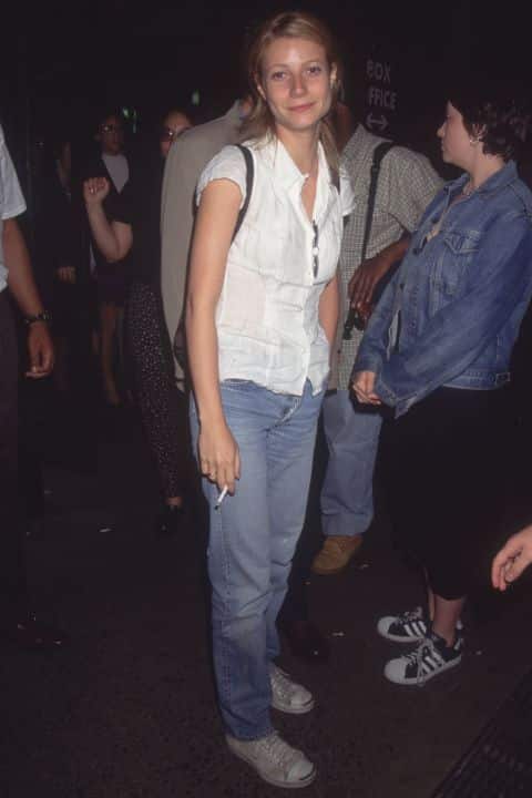 Гвинет Пэлтроу в прямых джинсах и белой блузке с короткими рукавами