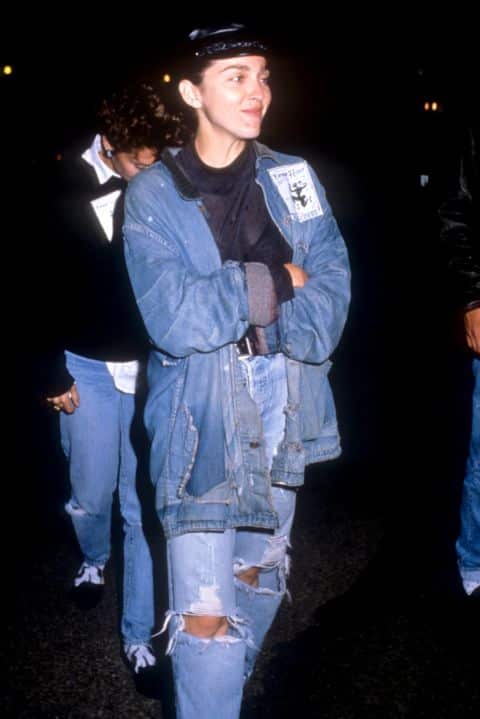 Мадонна в рваных джинсах, черная водолазка, джинсовая куртка оверсайз и кепка