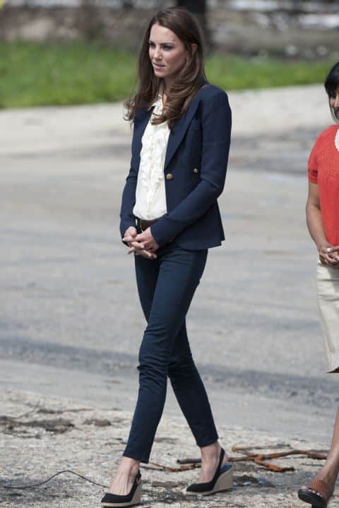 Кейт Миддлтон в темных джинсах скинни, синий блейзер и белая блузка