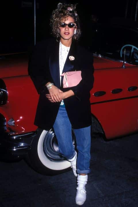 Сара Джессика Паркер в подвернутых джинсах и черном блейзере