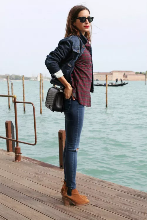 Девушка в клетчатой рубашке, джинсовке и коричневых ботильонах