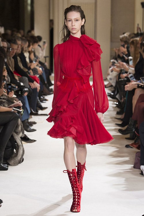 Девушка в легком красном платье с поясом от Giambattista Valli