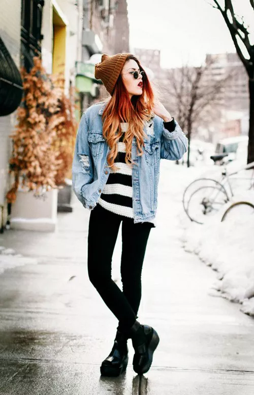 Девушка в полосатом свитере, джинсовке и ботинках на платформе