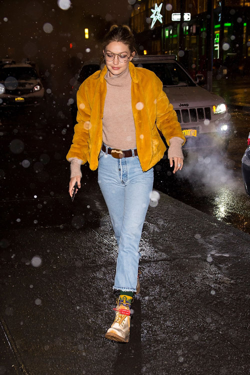 Джиджи Хадид в джинсах, свитере, ботинках и укороченной шубе