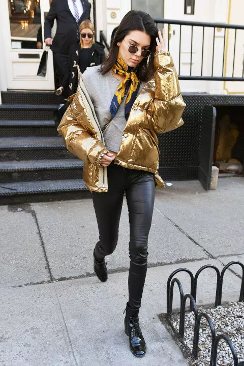 Кендалл Дженнер в кожаных штанах, свитшот и золотой пуховик