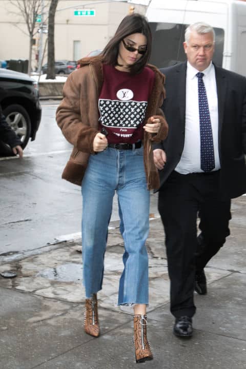 Кендалл Дженнер в укороченных джинсах, бордовый свитшот и дубленка