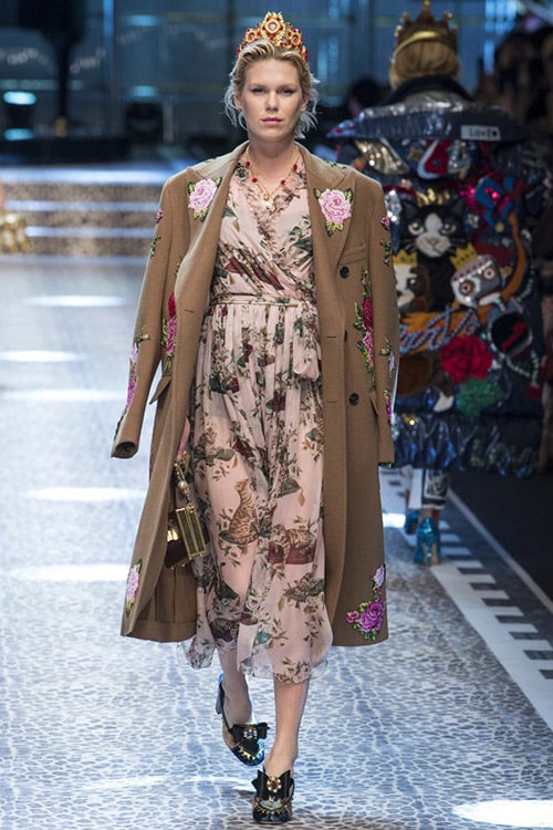 Модель в бежевом платье с принтом ниже колен от Dolce & Gabbana