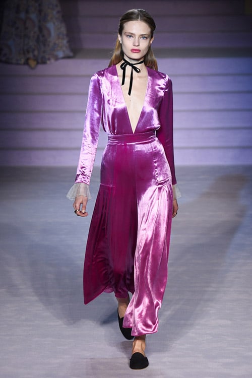 Модель в блестяще розовом платье макси от Temperley London
