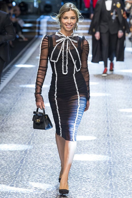 Модель в черном облегающем платье с белой отделкой от Dolce & Gabbana