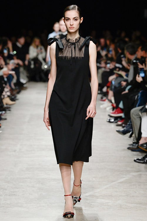 Модель в черном платье без рукавов от Rochas