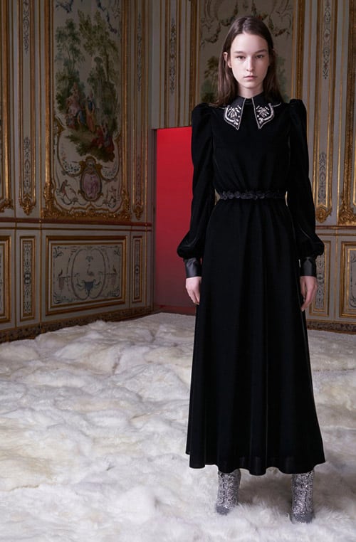Модель в черном платье макси с длинными рукавами от Giamba
