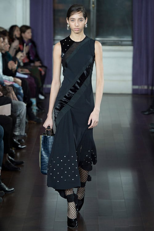 Модель в черном платье ниже колен от Jason Wu