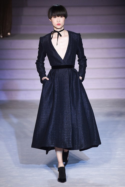 Модель в черном платье с юбкой клеш от Temperley London