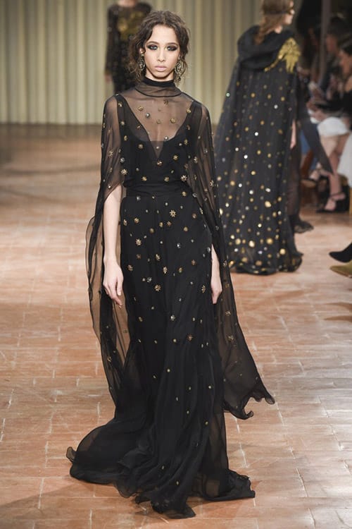 Модель в черном платье в пол от Valentino