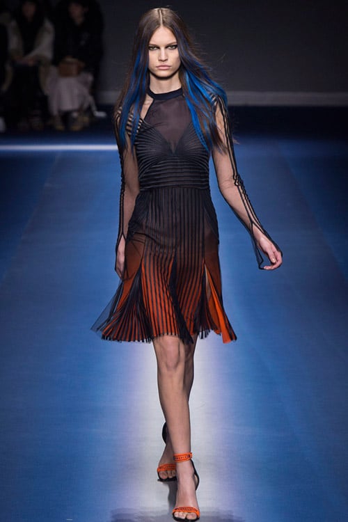 Модель в черном плиссированном платье от Versace