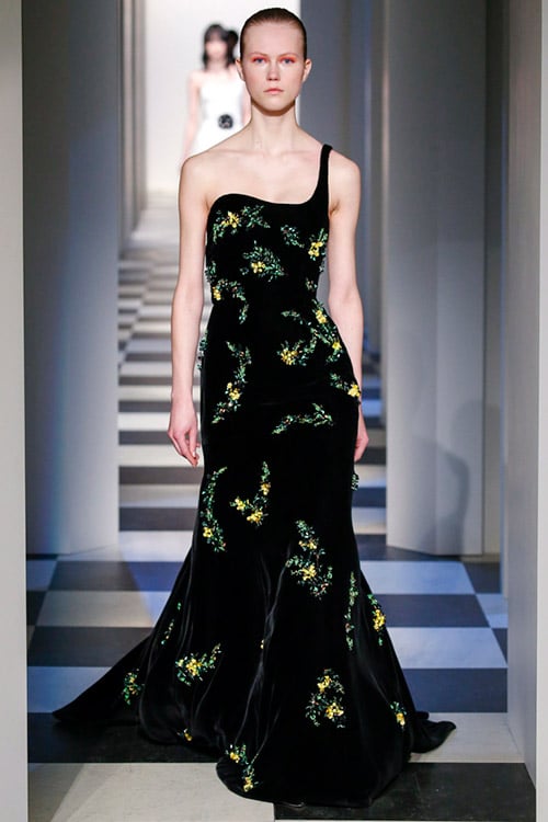 Модель в черном вечернем платье с принтом от Oscar de la Renta