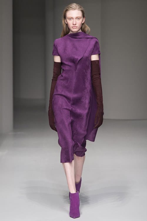 Модель в фиолетовом плать ниже колен от Salvatore Ferragamo