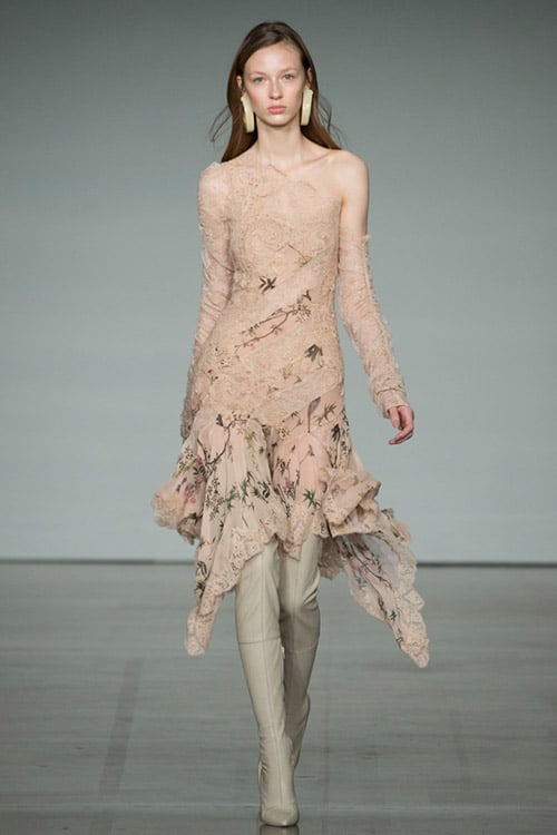 Модель в красивом платье в стиле нюд от Zimmermann
