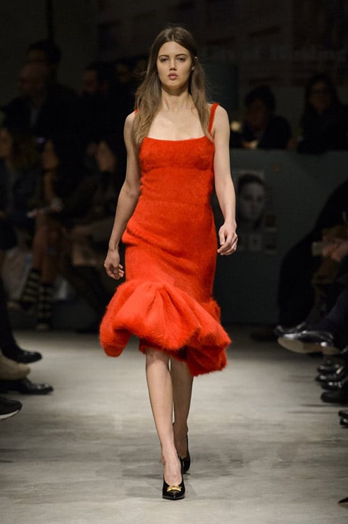 Модель в красном платье на бретельках от Prada