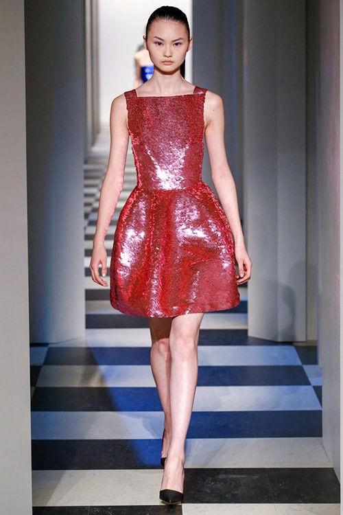 Модель в красном платье выше колен от Oscar de la Renta