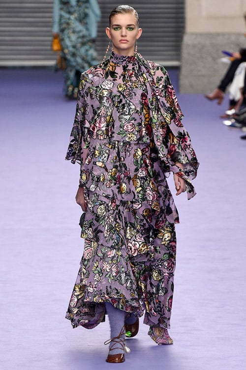 Модель в многоярусном платье с длинными рукавами от Mulberry