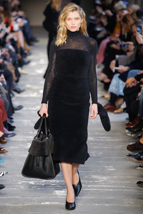 Модель в облегающем черном платье ниже колен от Max Mara