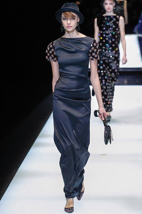 Модель в облегающем платье макси с коротким рукавами от Emporio Armani