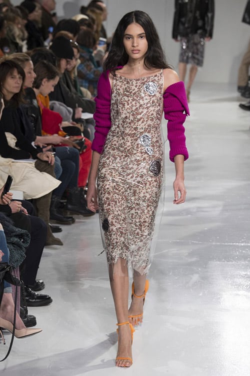Модель в пестром платье футляр ниже колен от Calvin Klein