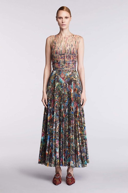 Модель в пестром плиссированном платье от Reem Acra