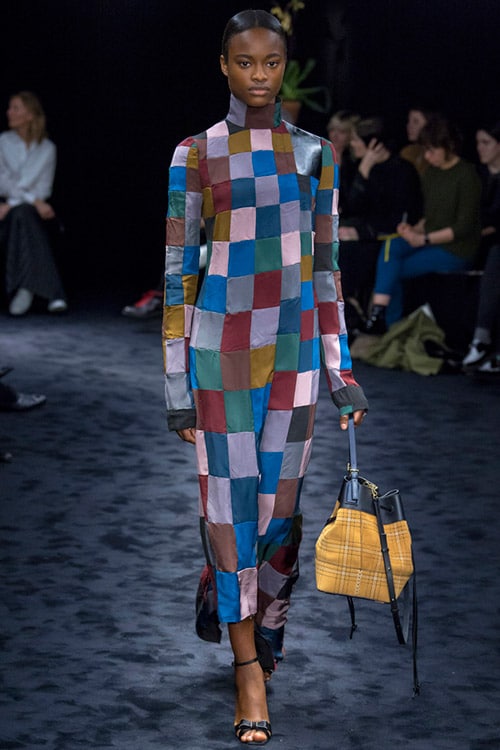 Модель в платье из разноцветных квадратов ниже колен от Loewe