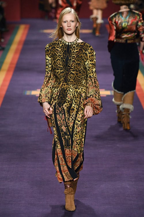Модель в платье с леопардовым принтом ниже колен от Etro